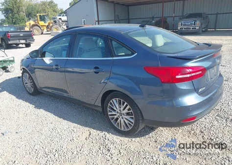 2018 Ford Focus Titanium z USA, uszkodzony, nr VIN 1FADP3J23JL326573